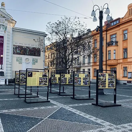 Moderni Vedle Divadla - Netflix, Wi-fi Zdarma Apartment Pardubice
